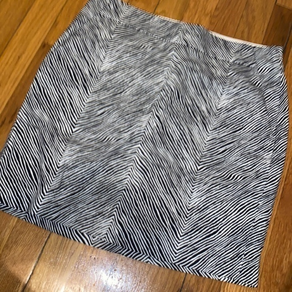 Ann Taylor Madison skirt zebra style print perfect condition size 6.